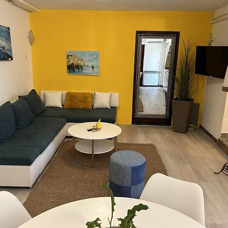 Peaceful Apartment With Patio 罗维尼 外观 照片