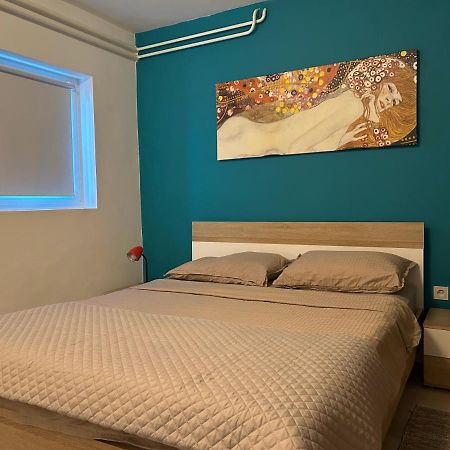 Peaceful Apartment With Patio 罗维尼 外观 照片
