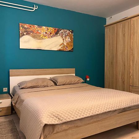 Peaceful Apartment With Patio 罗维尼 外观 照片