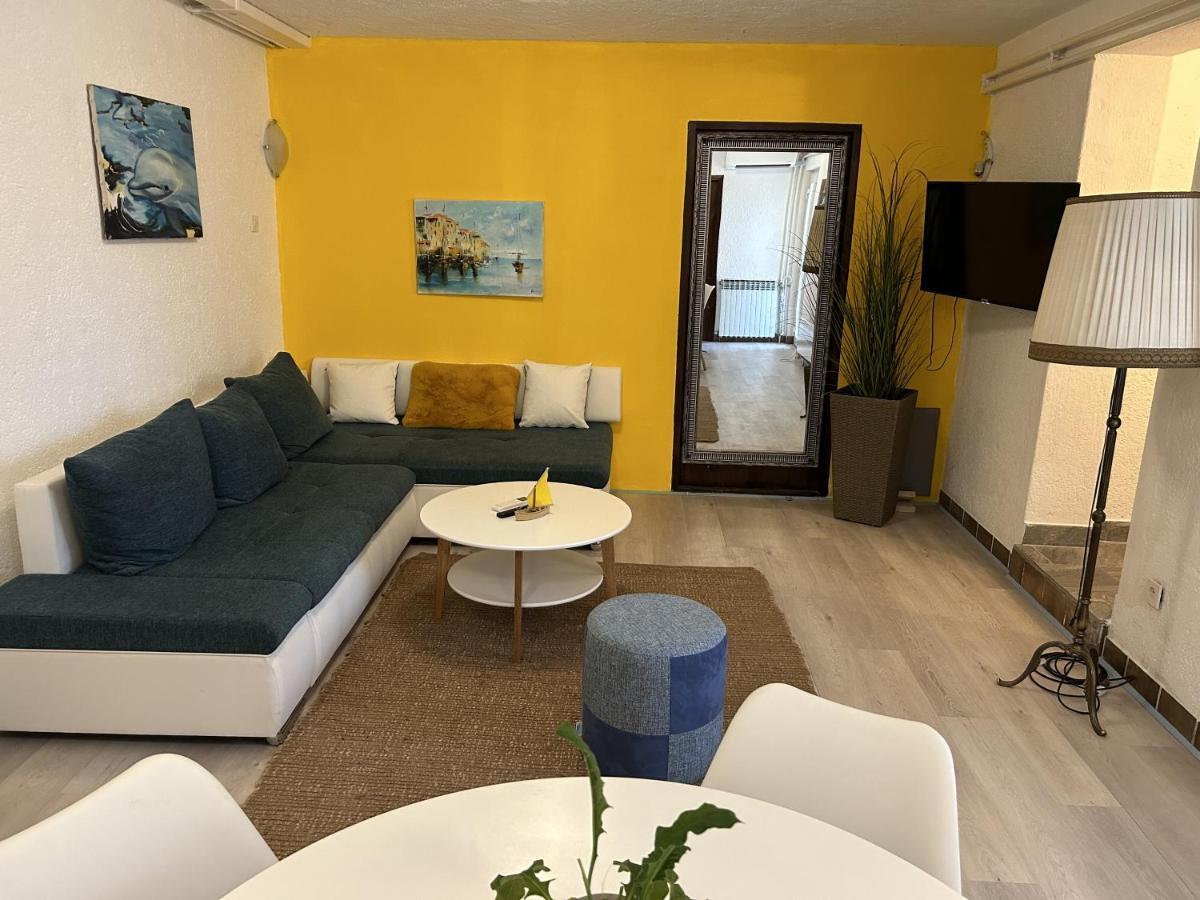 Peaceful Apartment With Patio 罗维尼 外观 照片