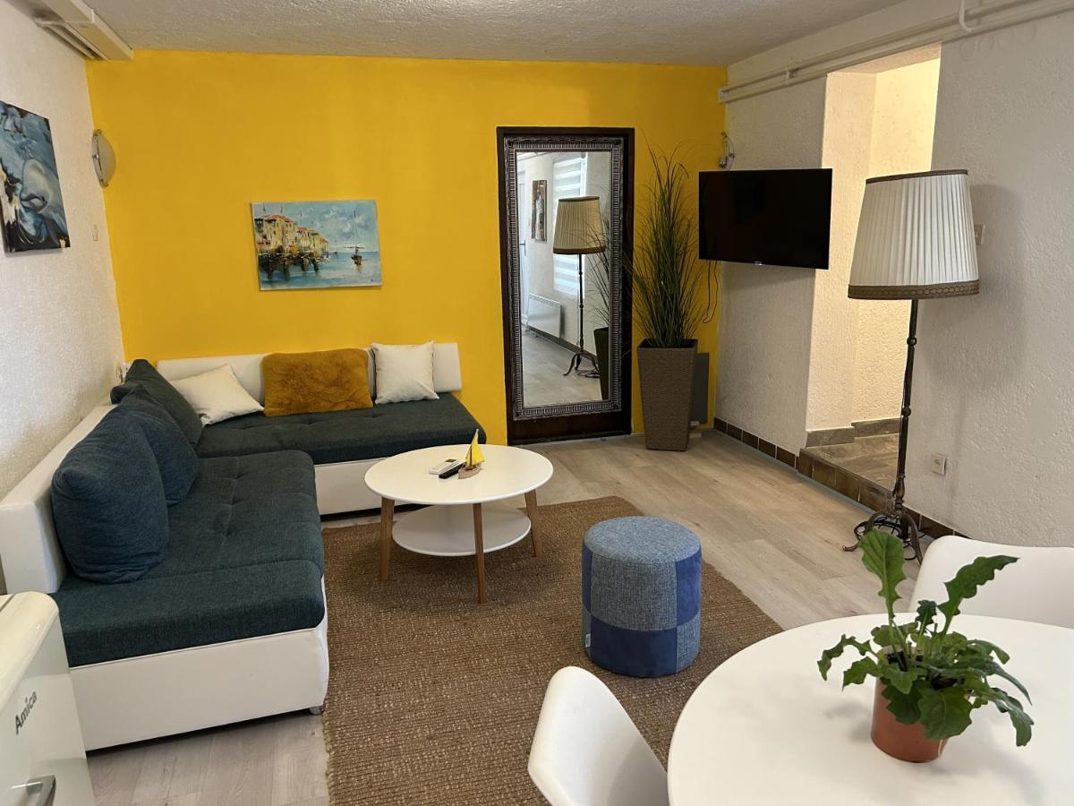 Peaceful Apartment With Patio 罗维尼 外观 照片