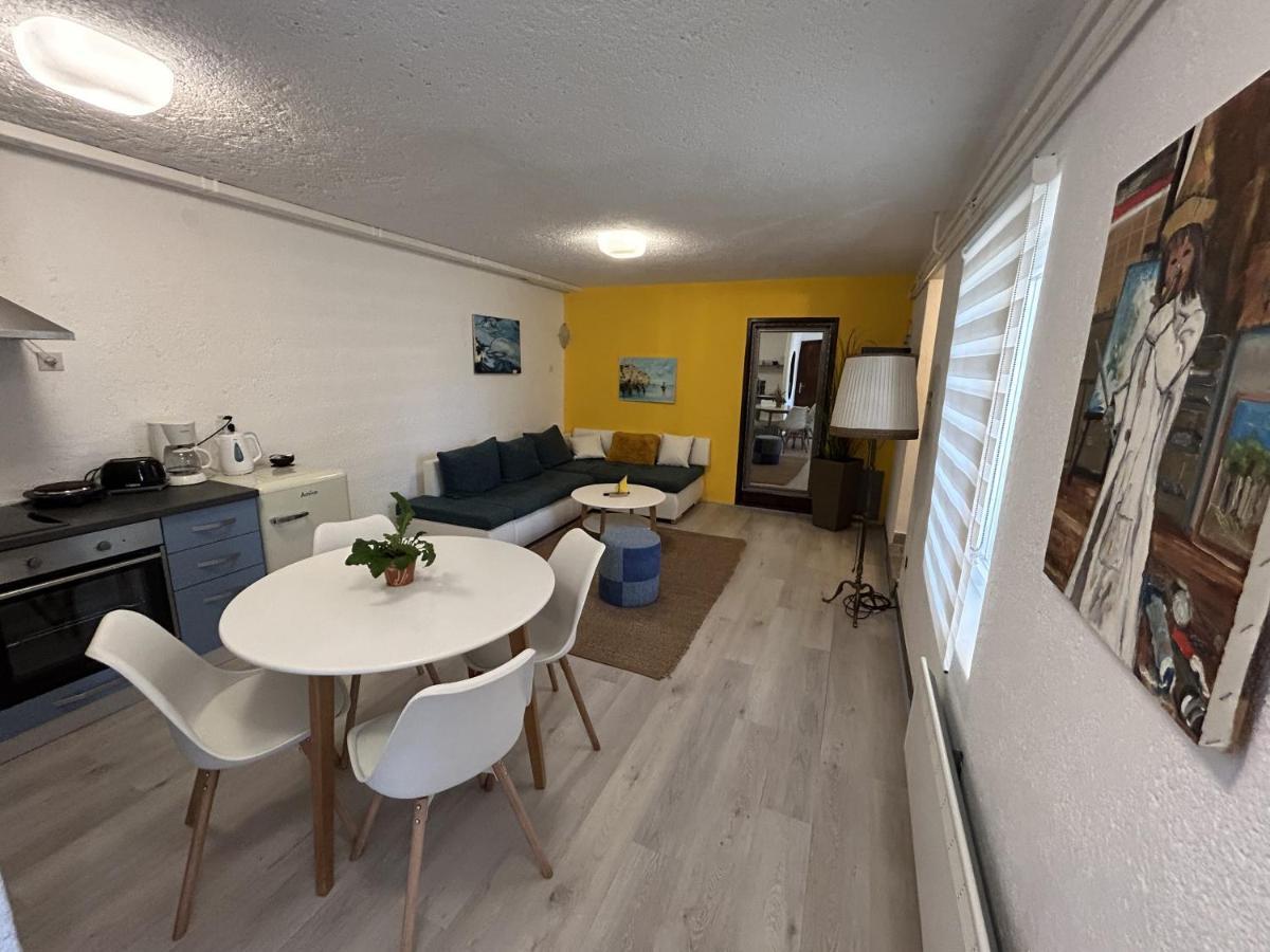 Peaceful Apartment With Patio 罗维尼 外观 照片
