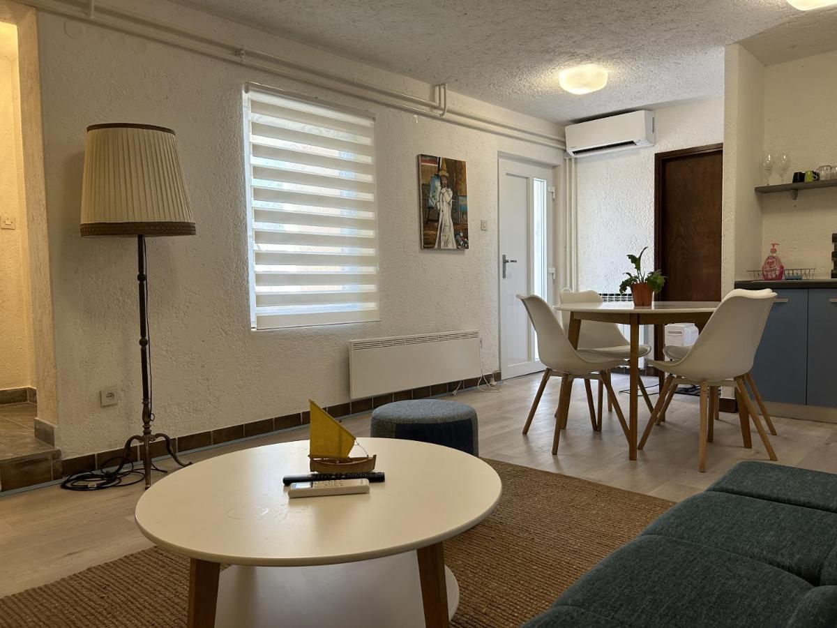 Peaceful Apartment With Patio 罗维尼 外观 照片