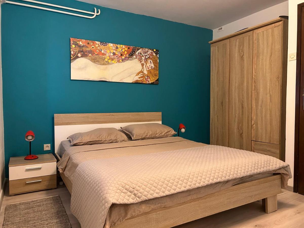 Peaceful Apartment With Patio 罗维尼 外观 照片