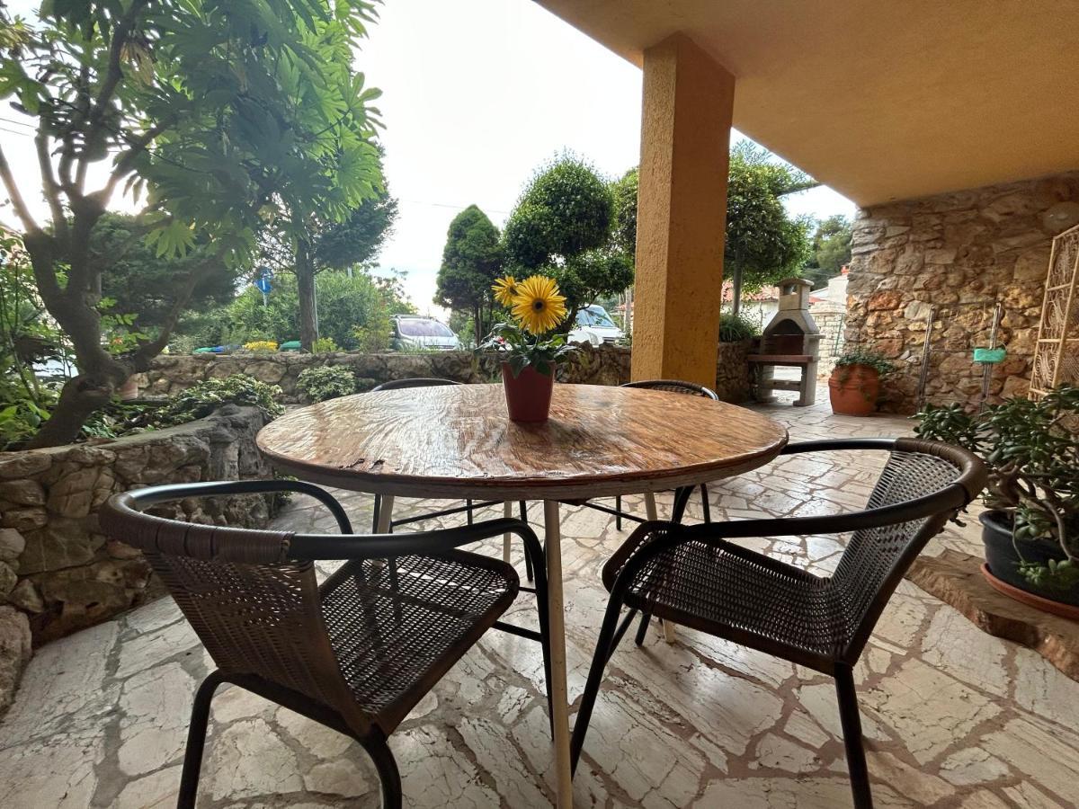Peaceful Apartment With Patio 罗维尼 外观 照片