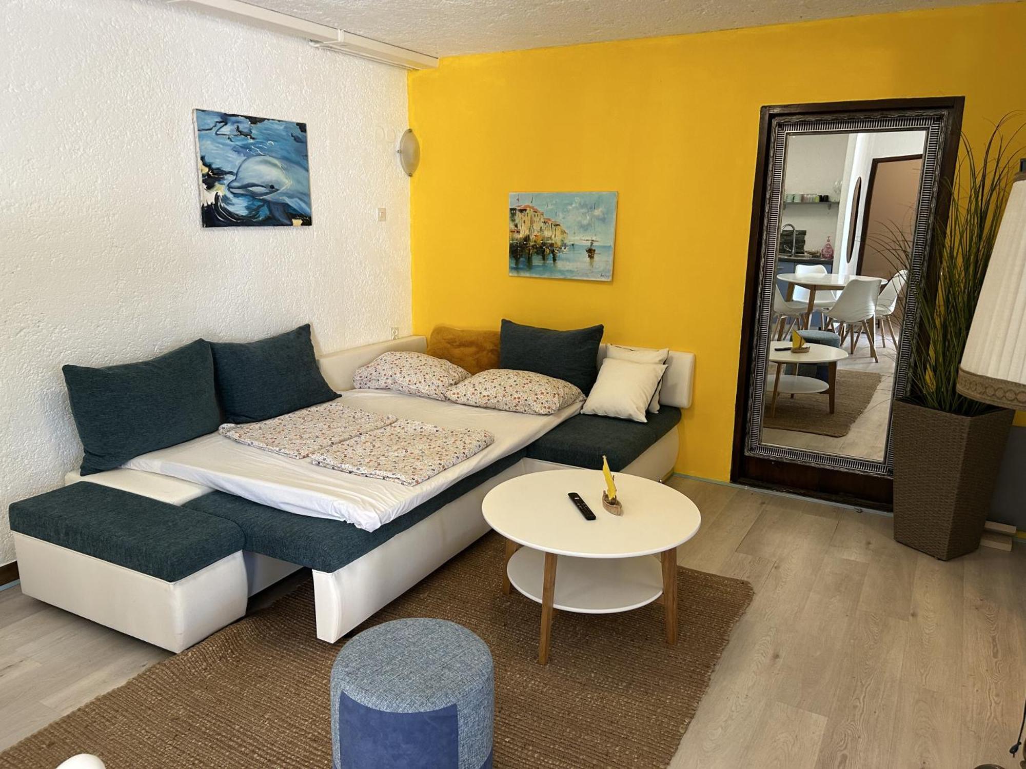 Peaceful Apartment With Patio 罗维尼 外观 照片